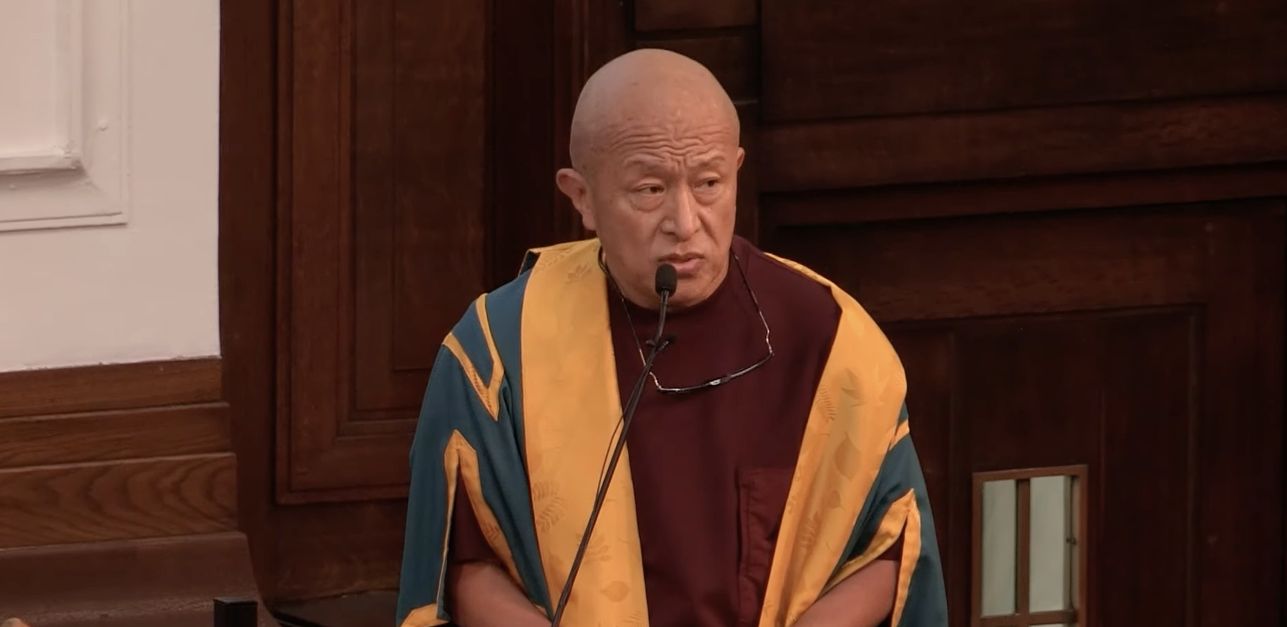 Rinpoche receiving SOAS award in London